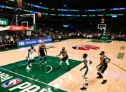 NBA季后赛次轮第一场，雄鹿主场战胜篮网